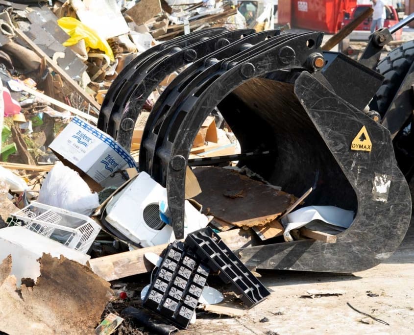 Grapple bucket handling scrap and waste material in a recycling facility