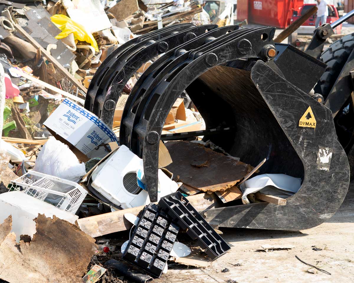 Dymax scrap grapple bucket handling mixed recyclable material in a recycling application