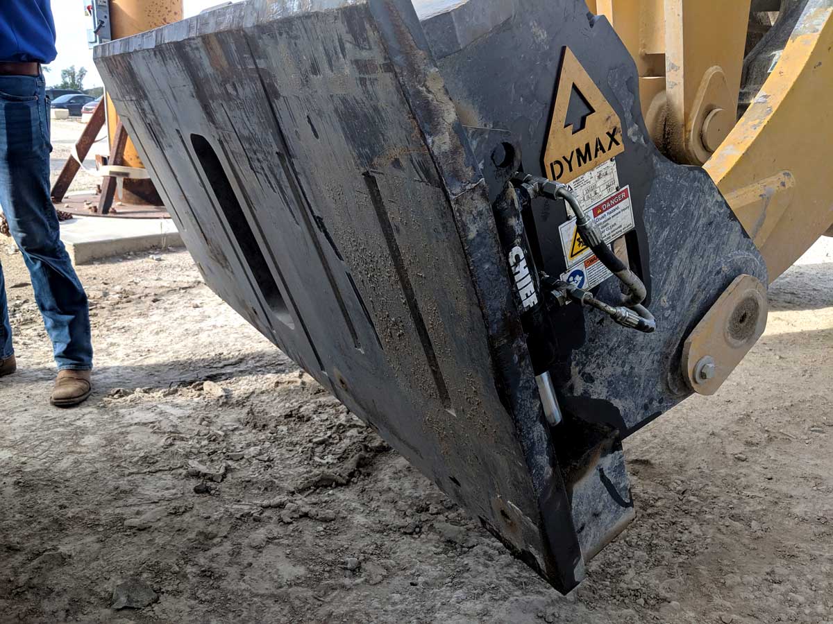 Dymax block handling coupler with wedgelock on wheel loader