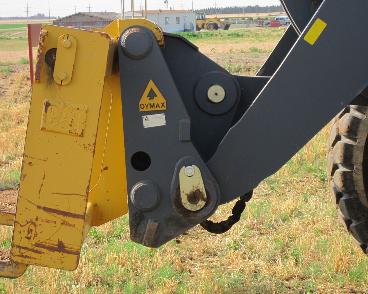 Dymax hydraulic quick coupler for wheel loader attachment interface